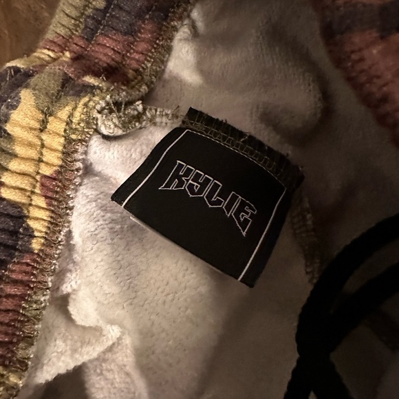 Kylie Jenner camo sweatpant - Picture 2 of 3